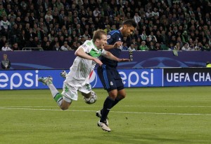 Momento en el que el jugador del Wolfsburgo cae ante Casemiro. El colegiado se equivocó al señalar penalti. Fotografía as.com