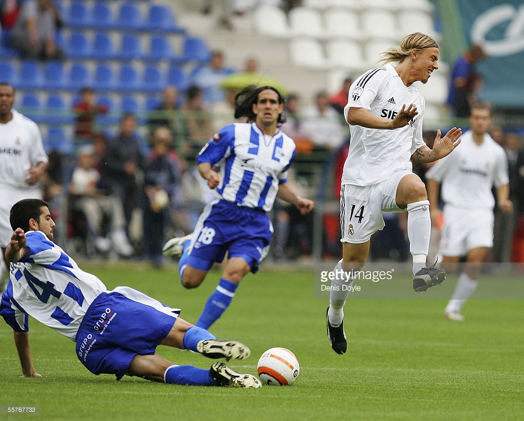 VITORIA, SPAIN - SEPTEMBER 25: Guti (R) of Real Madrid is tackled by Juanito of Alaves during the La Liga match between Alaves and Real Madrid at the Mendizorreza stadium on September 25, 2005, in Vitoria, Spain. (Photo by Denis Doyle/Getty Images) *** Local Caption *** Guti;Juanito