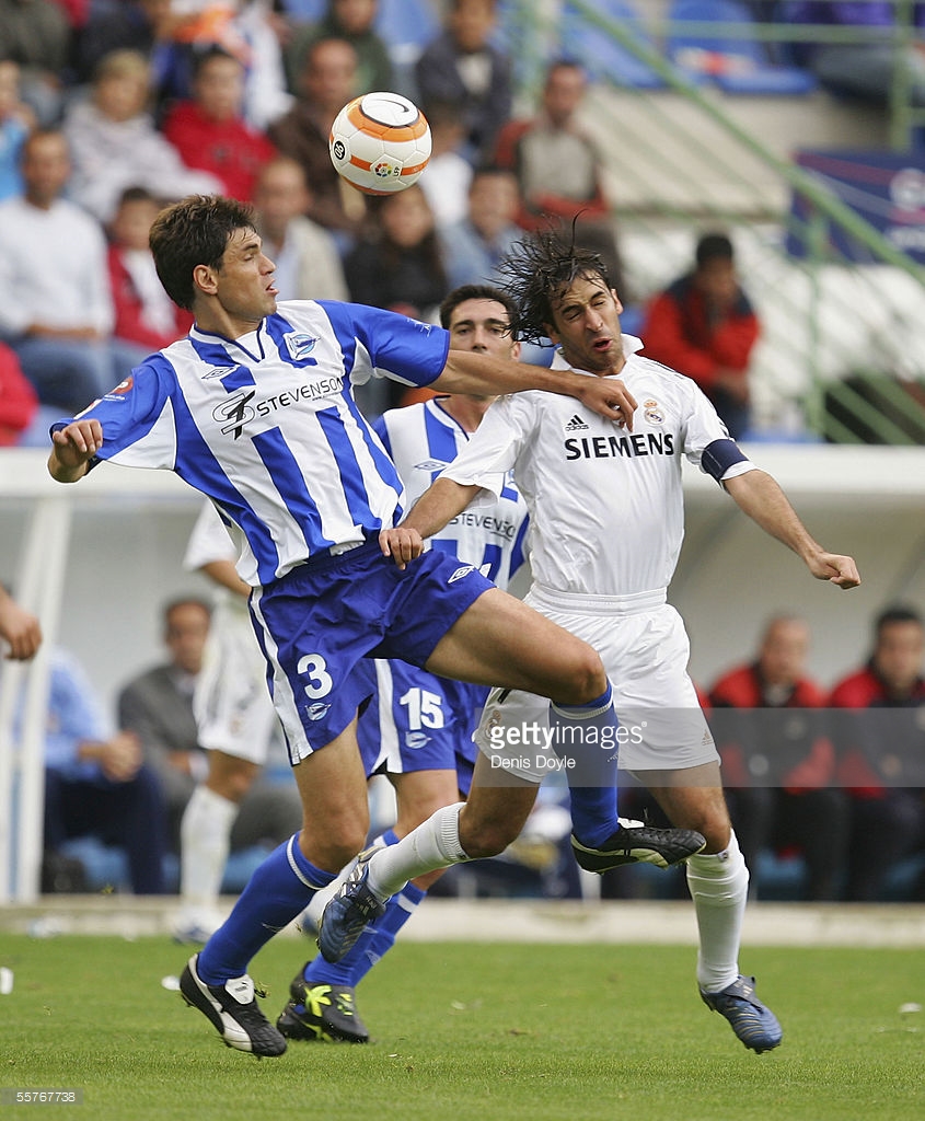VITORIA, SPAIN - SEPTEMBER 25: Raul Gonzalez (R) of Real Madrid goes for a high ball against Mauricio Pellegrino of Alaves during the La Liga match between Alaves and Real Madrid at the Mendizorreza stadium on September 25, 2005, in Vitoria, Spain. (Photo by Denis Doyle/Getty Images) *** Local Caption *** Raul Gonzalez;Mauricio Pellegrino