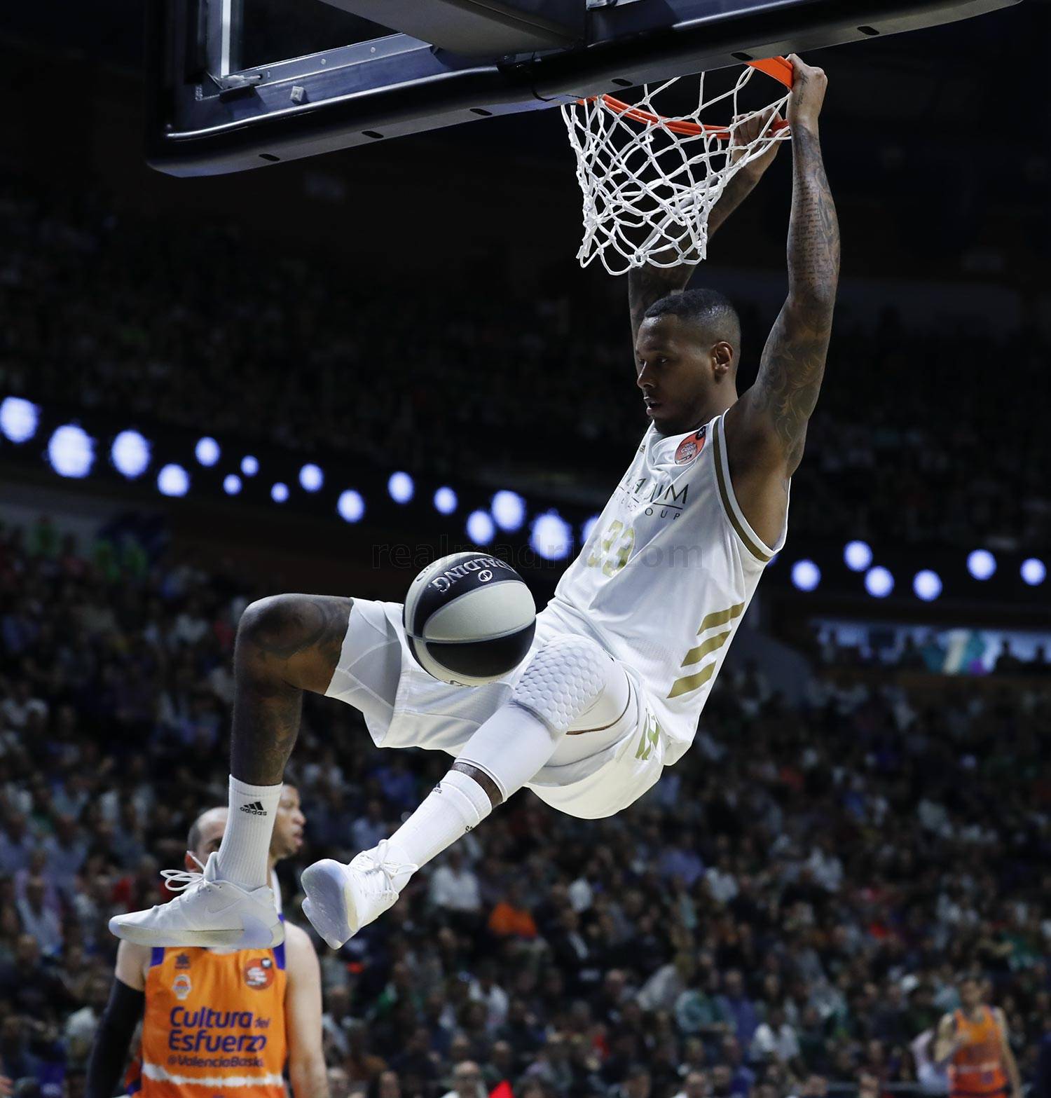 Baloncesto |Renovación de Trey Thompkins